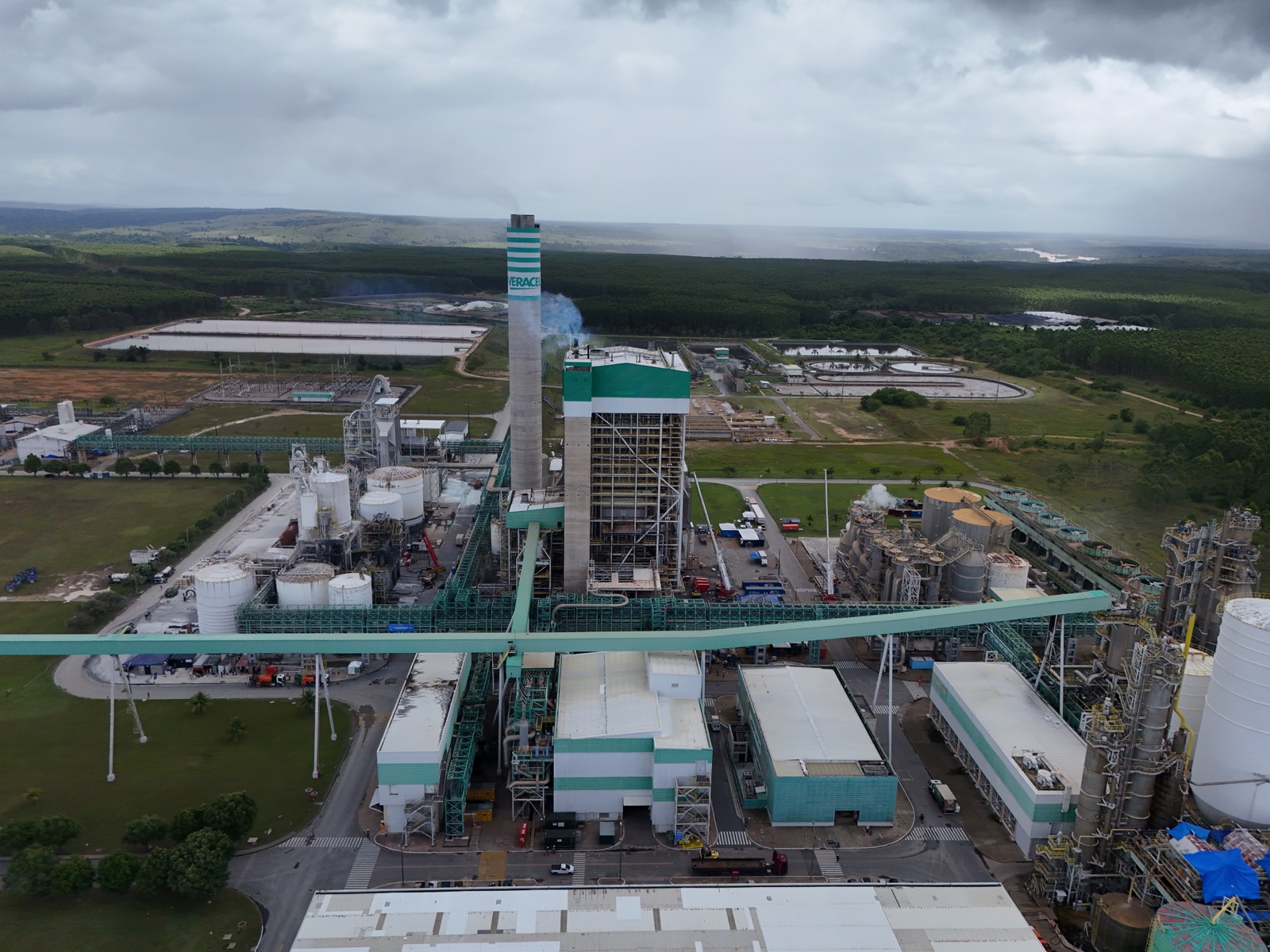 Vista aérea da unidade Veracel em Eunápolis, local do projeto Minor Overhaul — Turbo Gerador