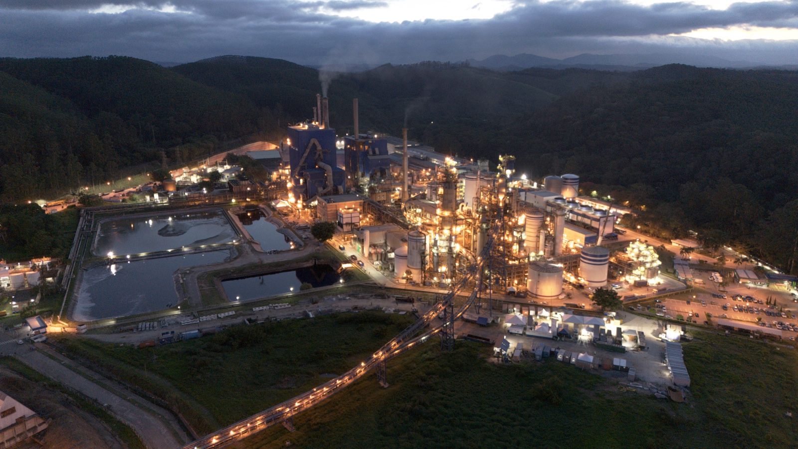 Vista aérea da unidade Suzano Jacareí iluminada ao entardecer no Projeto Produtividade